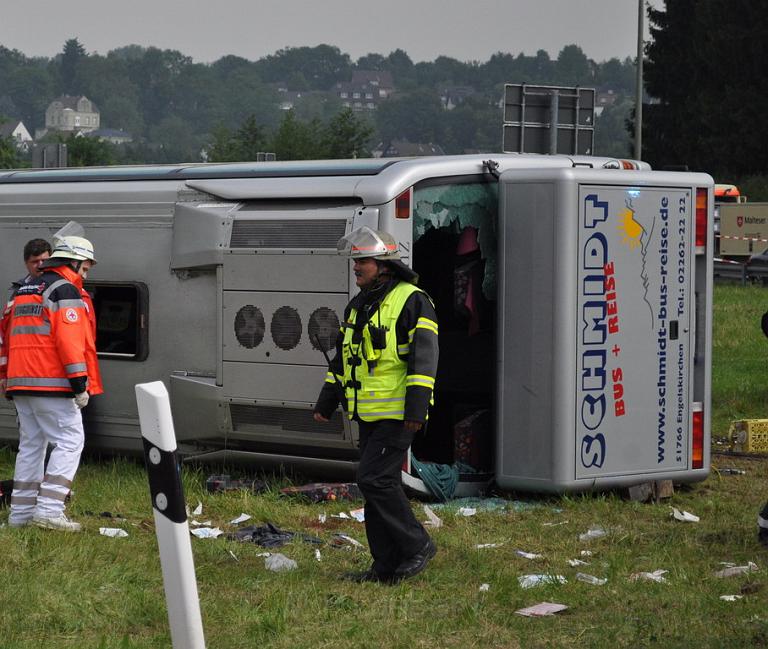Schwerer Unfall mit Reisebus Lohmar Donrather Dreieck P446.JPG